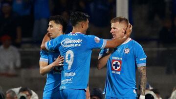 Soccer Football - CONCACAF Champions Cup - Final - Cruz Azul v Vancouver Whitecaps - Estadio Olimpico Mexico 1968, Mexico City, Mexico - June 1, 2025 Cruz Azul's Mateusz Bogusz celebrates scoring their fourth goal with teammates REUTERS/Henry Romero