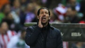 Diego Simeone da instrucciones a sus jugadores.
