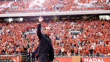 Rafael Nadal saluda a la abarrotada grada de la Philippe Chatrier durante su homenaje en Roland Garros.