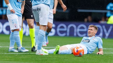 El central sueco Carl Starfelt, tumbado sobre el césped tras lesionarse durante el partido entre el Celta y el Espanyol en Balaídos.
