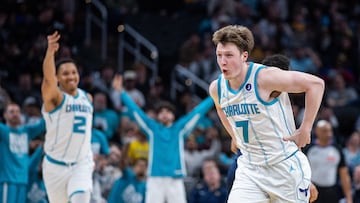 Kon Knueppel, tras anotar un triple; Grant Williams lo celebra al fondo.