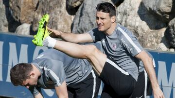 Aduriz entrenando con su equipo.