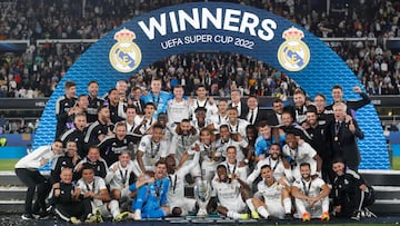 Los jugadores del Real Madrid celebran sobre el césped del Estadio Olímpico de Helsinki la Supercopa de Europa conquistada ante el Eintracht de Frankfurt.