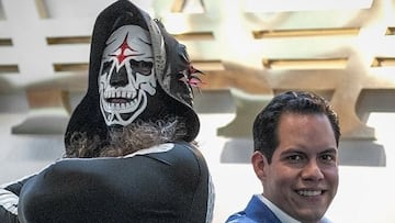 Dorian Roldán (der) posa junto a La Parka (izq) en una sesión fotográfica.