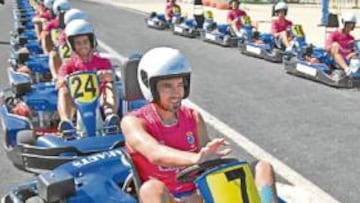 <b>DIVERSIÓN. </b>La plantilla del Recreativo se tomó ayer un respiro dentro del apretado calendario de pretemporada que desarrollan en El Rompido y por unas horas ejercieron de improvisados pilotos de karts en una entretenida y emocionante sesión. Joselito revalidó el título logrado en el mismo escenario el pasado año.