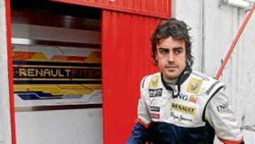 <b>LOS FAVORITOS VISTEN DE ROJO. </b>Alonso no oculta su admiración hacia Ferrari, mientras intenta acercarse al rendimiento del F2008 con su actual monoplaza.