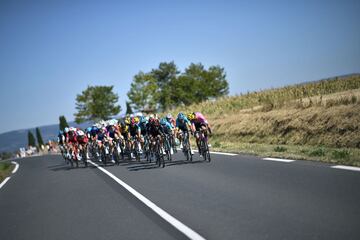 Wout Van Aert del Jumbo Visma se volvió a quedar con la victoria después de una etapa marcada por los abanicos que afectaron a varios que estaban en el Top 10 de la clasificación general. Egan es el mejor colombiano a 13 segundos del líder Adam Yates del 