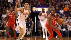 Chris Paul lleva el bal&oacute;n perseguido por Devin Booker.