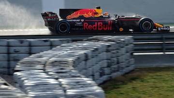 Red Bull Racing&#039;s Dutch driver Max Verstappen drives at the Circuit de Catalunya on March 2, 2017 in Montmelo, on the outskirts of Barcelona during the fourth day of the first week of tests for the Formula One Grand Prix season.  / AFP PHOTO / JOSE JORDAN