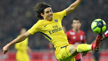 Edinson Cavani, controlando un bal&oacute;n con el PSG.