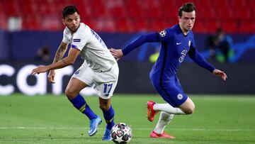 SEVILLE, SPAIN - APRIL 13: Jesus Corona of Porto battles for possession with Ben Chilwell of Chelsea during the UEFA Champions League Quarter Final Second Leg match between Chelsea FC and FC Porto at Estadio Ramon Sanchez Pizjuan on April 13, 2021 in Sev