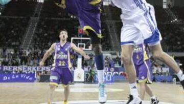 <b>DE MÁS A MENOS. </b>Tomic recibe la falta de Slaughter, que fue homenajeado por el Madrid antes del partido, con una camiseta con el nombre de su hermano fallecido.