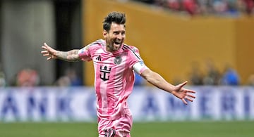 2-1. El astro argentino celebra el tanto que marca de golpe franco.