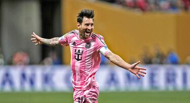 2-1. El astro argentino celebra el tanto que marca de golpe franco.