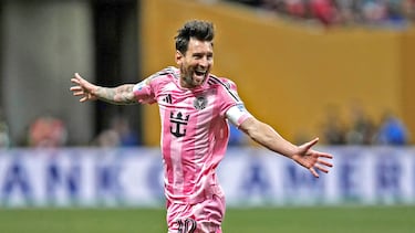 2-1. El astro argentino celebra el tanto que marca de golpe franco.