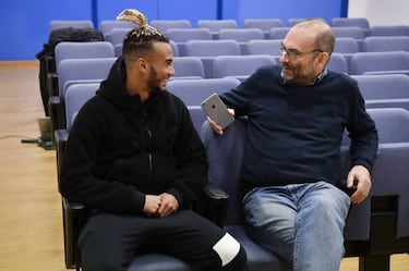 Hicham: "Víctor está encontrando soluciones para todo"