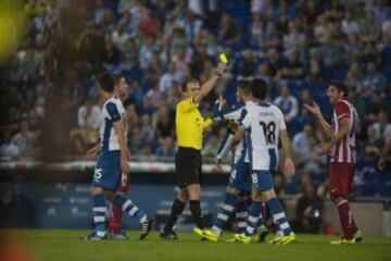 Espanyol-Atlético de Madrid. El árbitro Fernández Borbalán muestra tarjeta amarilla a David López.