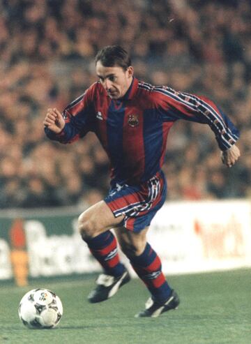 Comenz¨® en las categor¨ªas infereiores del Barcelona, tras tres temporadas fue cedido al Tenerife en enero de 1990. En el verano de ese mismo a?o volvi¨® al club blaugrana donde estuvo hasta 1998.