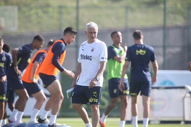 Mourinho sale al primer entrenamiento en Turquía