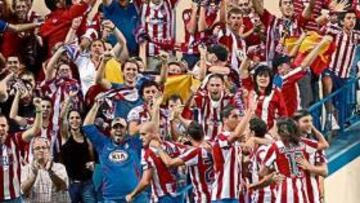 <b>ALEGRÍA MÁXIMA. </b>Heitinga, Ujfalusi, Maniche, Raúl García, Simao y Maxi Rodríguez se abrazaron con intensidad al terminar el partido y lo celebraron con el público.