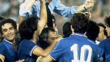 <b>ACLAMADO. </b>Bearzot, llevado a hombros por sus jugadores.