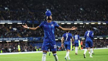 London (United Kingdom), 03/10/2024.- Christopher Nkunku of Chelsea poses with a balloon after scoring the 3-1 goal during the UEFA Europa Conference League match between Chelsea FC and KAA Gent, in London, Britain, 03 October 2024. (Reino Unido, Londres) EFE/EPA/ISABEL INFANTES