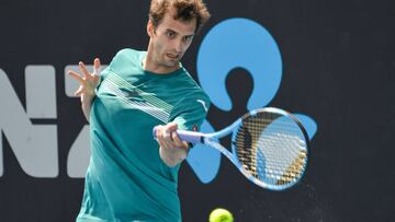 Albert Ramos devuelve una bola ante Tommy Paul durante su partido en el torneo de Adelaida.