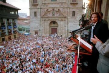 Cientos de ovetenses se concentraron en la plaza del Ayuntamiento, donde el atleta asturiano Yago Lamela, ganador de la medalla de plata de salto de longitud del Campeonato del Mundo de atletismo Sevilla 99, fue el encargado de lanzar el "chupinazo" con el que quedaron oficialmente inauguradas las fiestas de San mateo.