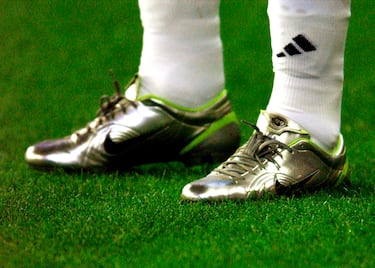 La Copa Mundial de la FIFA Corea del Sur/Japón 2002 se la llevó la selección brasileña ante Alemania. Ronaldo Nazario era la máxima estrella del combinado sudamericano y en sus pies relucían estas Mercurial que se quedaron en la retina de todos los espectadores. Esta vez si que las botas escogidas le dieron suerte al brasileño ya que él mismo anotó los dos goles del encuentro convirtiéndose en la Bota de Oro del torneo.