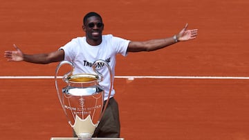 El delantero del PSG, con el trofeo de Champions League de su equipo, en Roland Garros.
