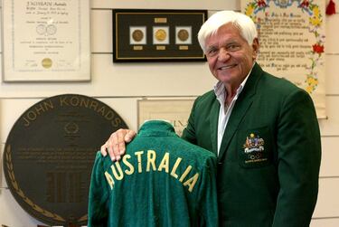 El nadador australiano John Konrads, oro olímpico en los 1.500 metros libres en los Juegos de Roma 1960, falleció a los 78 años. Atrás deja un brillante palmarés, con 26 récords del mundo individuales y otras dos medallas de bronce en los mismos Juegos, en 200 metros libres y en el relevo 4x200 libres. Konrads nació en Letonia, pero emigró con sus padres y hermanos a Australia. A los 14 años ya fue reserva en los Juegos de Melbourne 1956.