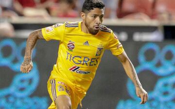 El canterano de Cruz Azul jugó en España con el Villarreal y Rayo Vallecano. En 2015 decidió regresar a México con Tigres, equipo al que actualmente pertenece.