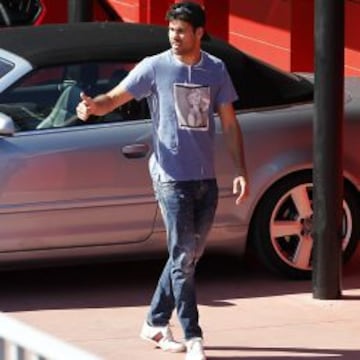 Diego Costa llega al entrenamiento de ayer, en el que corrió y tocó balón.