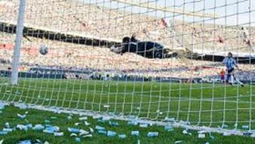 <b>AL PALO. </b>Este es el segundo balón que Villa estrelló en el palo. Romero, el portero argentino, ya nada podía hacer pese a su estirada, pero la madera evitó el gol del Güaje.