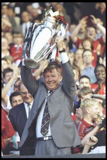 Agosto de 1996: Alex Ferguson entrenador del Manchester United mantiene en alto el trofeo de la Premier League antes del comienzo del partido amistoso de pretemporada entre el Manchester United y el Inter de Milan en Old Trafford.