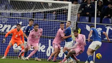 10/02/25 PARTIDO SEGUNDA DIVISION
REAL OVIEDO - ELDENSE
PAULINO TRATANDO DE REMATAR A PUERTA EN EL PASADO PARTIDO