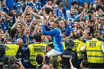Jugadores y aficionados celebraron el ascenso sobre c¨¦sped del Carlos Tartiere. En la imagen, Santi Cazorla con los seguidores carbayones.