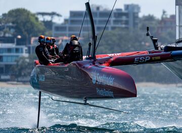 El equipo espa?ol de SailGP, dirigido por Diego Botn, realiza una sesin de entrenamiento en aguas de Auckland (Nueva Zelanda) para probar los nuevos T-Foils de titanio de alta velocidad, que podremos ver esta temporada en toda la flota internacional de F50. Esta innovadora tecnologa debutar en competicin en Auckland los prximos 18 y 19 de enero.