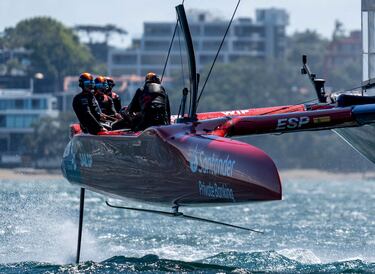 El equipo español de SailGP, dirigido por Diego Botín, realiza una sesión de entrenamiento en aguas de Auckland (Nueva Zelanda) para probar los nuevos ‘T-Foils’ de titanio de alta velocidad, que podremos ver esta temporada en toda la flota internacional de F50. Esta innovadora tecnología debutará en competición en Auckland los próximos 18 y 19 de enero.