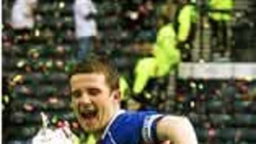 <b>REEDITAR TÍTULOS.</b> El Glasgow Rangers podrá seguir celebrando títulos como el último que ha conseguido, la Copa Escocesa, ya que se aleja el sueño de jugar en la First.