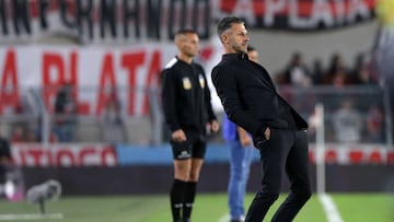 BUENOS AIRES, ARGENTINA - APRIL 13:  Martin Demichelis, coach of River Plate, gestures during a Liga Profesional 2023 match between River Plate and Gimnasia y Esgrima La Plata at Estadio Mas Monumental Antonio Vespucio Liberti on April 13, 2023 in Buenos Aires, Argentina. (Photo by Daniel Jayo/Getty Images)