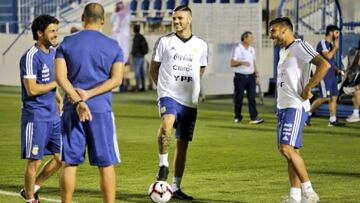 El entrenador interino comenzó a delinear la formación que alineará este jueves para iniciar una gira que se completará con el duelo ante Brasil.