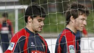 <b>ENTRENAMIENTO. </b>Rober Canella y Pedro transportan una portería en las instalaciones de Mareo.