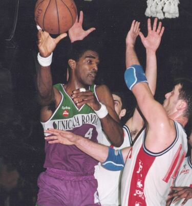 Un fichaje ultra mediático en su momento… que acabó jugando solo ocho partidos con el Unicaja Ronda. Llegó a Málaga en 1992, después de una década en la NBA (1983-1992) en la que solo pudo jugar 441 partidos de 820 posibles. Las lesiones de rodilla lastraron una carrera que apuntaba a legendaria: estrella gigantesca en la Universidad de Virginia con su 2,24 y su enorme talento, fue número 1 del draft de la NBA en 1983. Recaló en Houston Rockets, donde a partir de 1984 formó unas icónicas torres gemelas con Hakeem Olajuwon. Juntos dieron una campanada histórica en 1986, cuando eliminaron a los Lakers con cuatro victorias seguidas en la final del Oeste (1-4). Sampson anotó una canasta de leyenda, sobre la bocina en el quinto partido. Después los Rockets perdieron la Final, contra los Celtics. Y los problemas de rodilla empezaron a marcar el camino de Sampson.