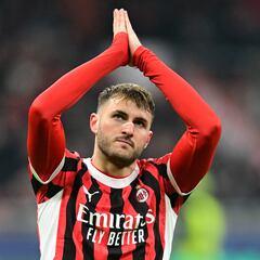 Santiago Giménez celebra en otro partido gris con el Milan