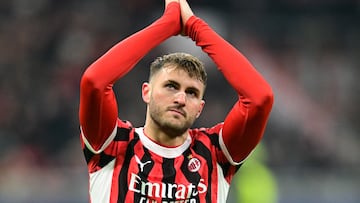Santiago Giménez celebra en otro partido gris con el Milan