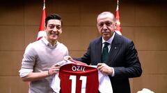 (FILES) This handout picture taken and released on May 13, 2018 and released on May 14, 2018 by the Turkish Presidential Press office shows Turkish President Recep Tayyip Erdogan (R) posing for a photo with German footballer of Turkish origin Mesut Ozil (