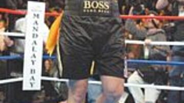 <b>GOLPE POLÍTICO. </b>Klitschko peleó por el título con una cinta naranja.