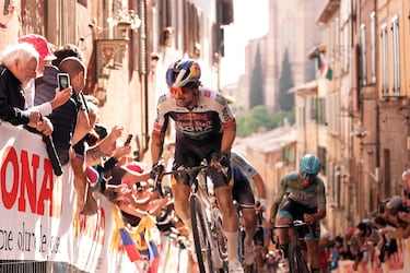 Roglic perdió más de un minuto con respecto a Ayuso tras una etapa muy accidentada.