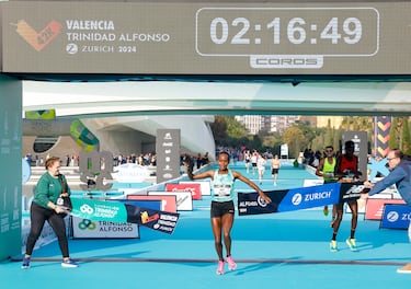 Megertu Alemu fue la mujer más rápida en Valencia con un tiempo de 2h16:49.